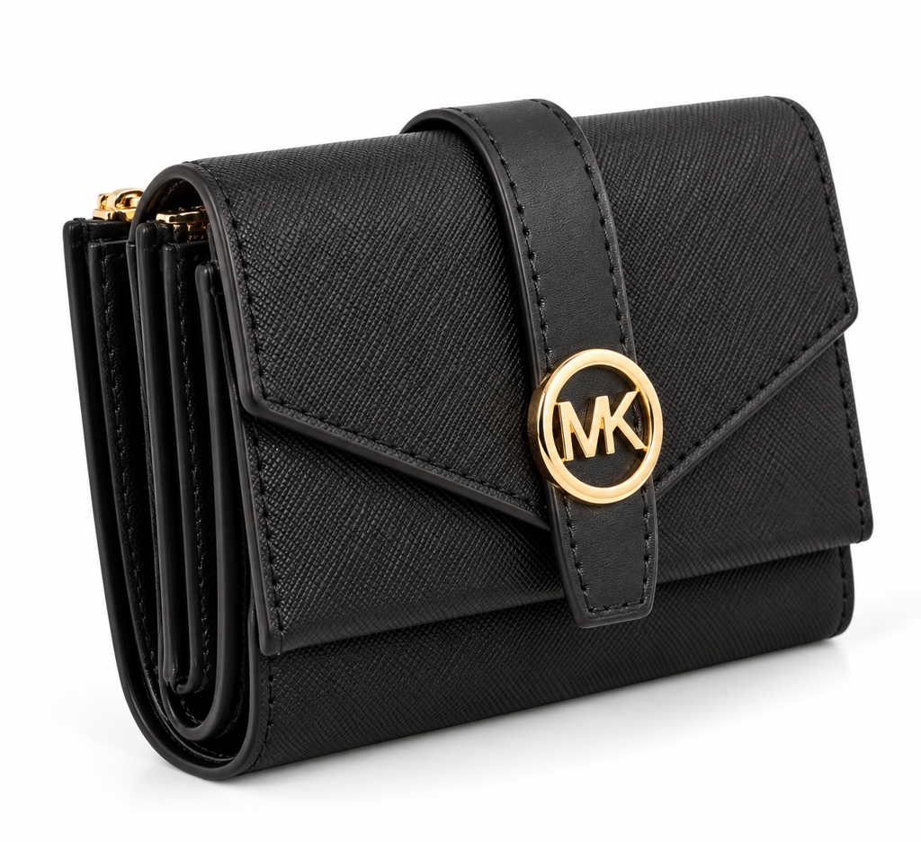 Cartera negra Michael Kors con medallón dorado.webp