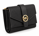 Cartera negra Michael Kors con medallón dorado.webp