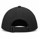 Gorra negra perforada, vista trasera.webp