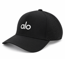 Gorra negra alo en estudio.webp