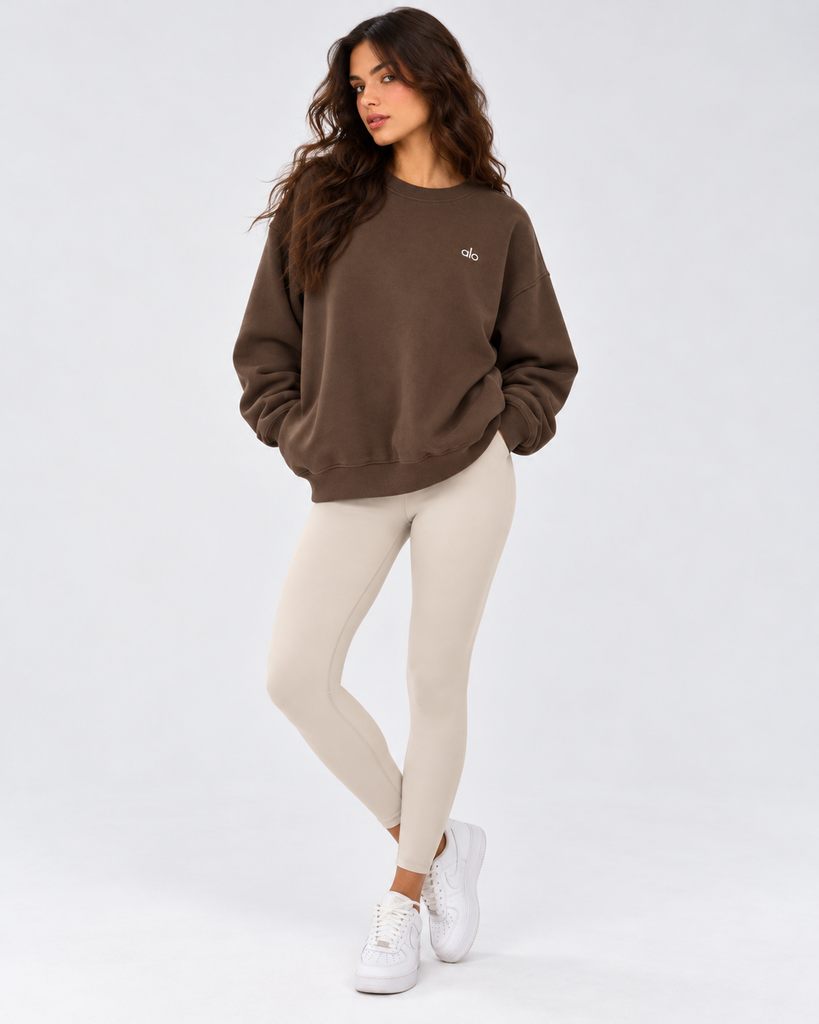 Modelo con sudadera chocolate y leggings crema.webp